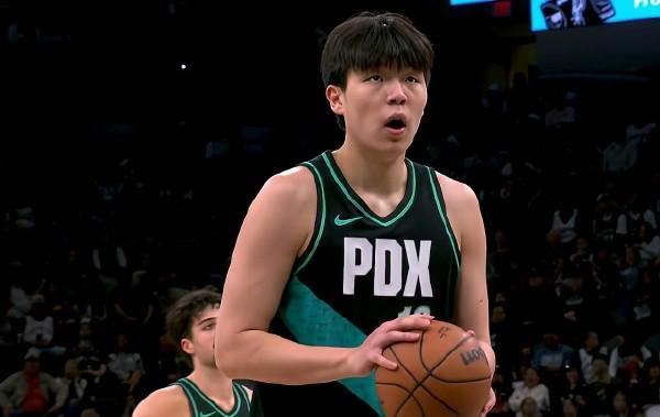 拓媒：杨瀚森本场没犯什么错，还贡献了克林根没有的2次盖帽